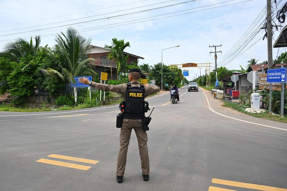 Polis Thailand mengawal lalu lintas semasa pemindahan penduduk kampung di Ban Ta Miang, ketika pertempuran bersenjata tercetus antara tentera Thailand dan Kemboja berhampiran sempadan kedua-dua negara, di wilayah Surin, Thailand, 24 Julai 2025. Pertempuran bersenjata meletus antara pasukan Thailand dan Kemboja di sepanjang sempadan yang dipertikaikan pada 24 Julai, dengan kedua-dua pihak saling menuduh memulakan serangan dalam suasana ketegangan yang memuncak. Menurut kenyataan Kementerian Luar Thailand, pasukan Kemboja telah melepaskan tembakan artileri berat ke arah pangkalan tentera Thailand pada pagi 24 Julai, dengan serangan turut menyasarkan kawasan awam termasuk sebuah hospital, menyebabkan kecederaan dan kematian