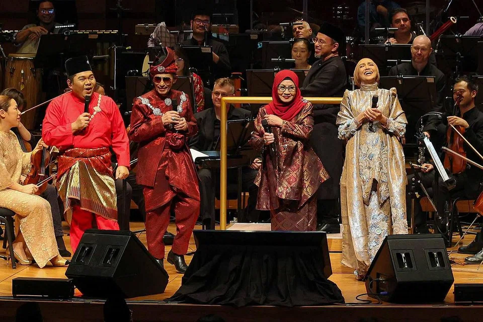GABUNGAN MANTAP: Empat penghibur berbeza generasi (dari kiri) Bob Yusuf, Datuk Hail Amir, Sanisah Huri dan Ziana Zain, menarik perhatian penonton ketika menjayakan konsert 'Raya Sepanjang Zaman' anjuran Orkestra Filharmonik Malaysia (MPO). - Foto-foto ORKESTRA FILHARMONIK MALAYSIA