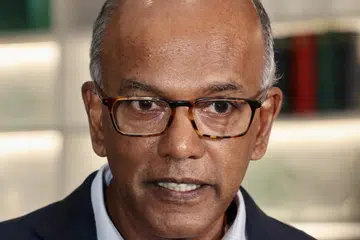 NAFI DAKWAAN: Menteri (Undang-undang merangkap Ehwal Dalam Negeri), Encik K. Shanmugam, menyangkal cadangan dalam artikel bahawa beliau memberi maklumat tentang bekas pemandu mantan Anggota Parlimen (AP) Parti Pekerja (WP), Encik Leon Perera, kepada gerbang berita, AsiaOne.