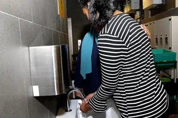 KINI BERANI PEGANG LANTAI: Tasha (bukan nama sebenar), kini 14 tahun, mengalami OCD yang menyebabkan dirinya mahu sentiasa bersih dan kerap mencuci tangan hingga kulitnya kering dan sakit. Dia juga menjauhi anggota keluarga, kawan di sekolah dan orang sekeliling kerana gerun pada kuman dan enggan ke sekolah. - Foto SHAHRIYA YAHYA.