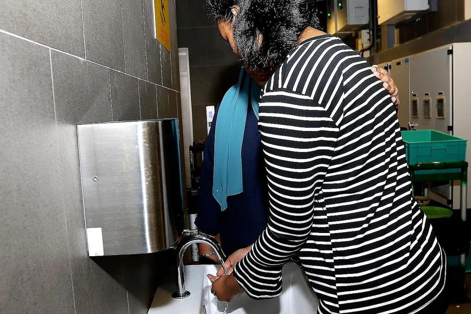 KINI BERANI PEGANG LANTAI: Tasha (bukan nama sebenar), kini 14 tahun, mengalami OCD yang menyebabkan dirinya mahu sentiasa bersih dan kerap mencuci tangan hingga kulitnya kering dan sakit. Dia juga menjauhi anggota keluarga, kawan di sekolah dan orang sekeliling kerana gerun pada kuman dan enggan ke sekolah. - Foto SHAHRIYA YAHYA.