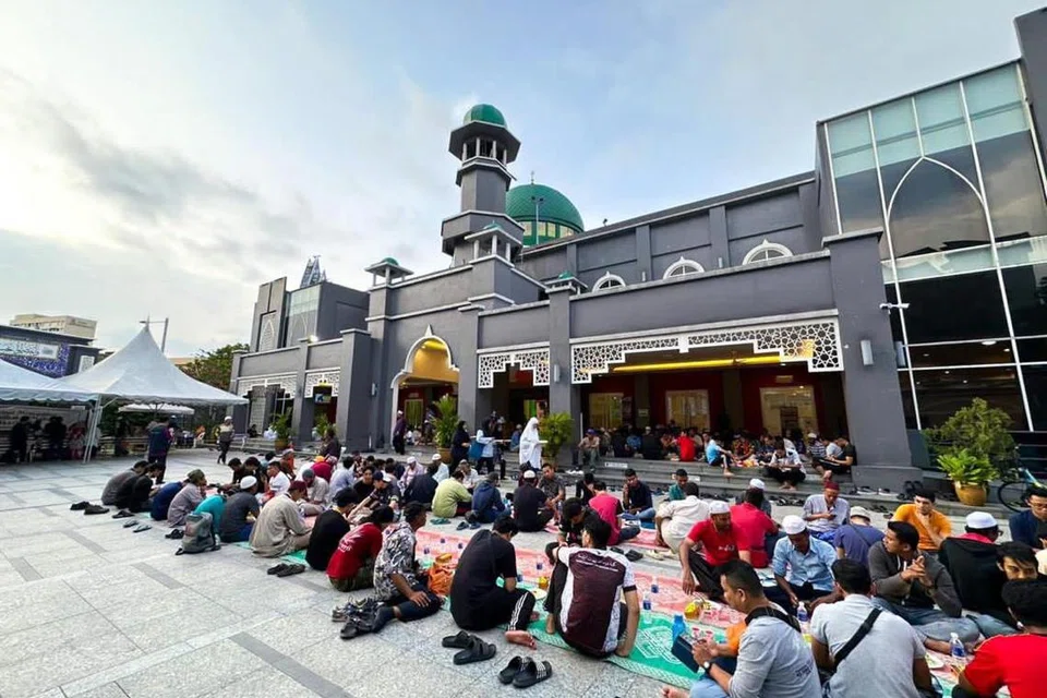 Gambar pada 2023 menunjukkan Masjid Kampung Baru di Kuala Lumpur menjadi tumpuan ribuan jemaah untuk berbuka puasa beramai-ramai sebelum berjemaah sembahyang maghrib, isyak dan tarawih.