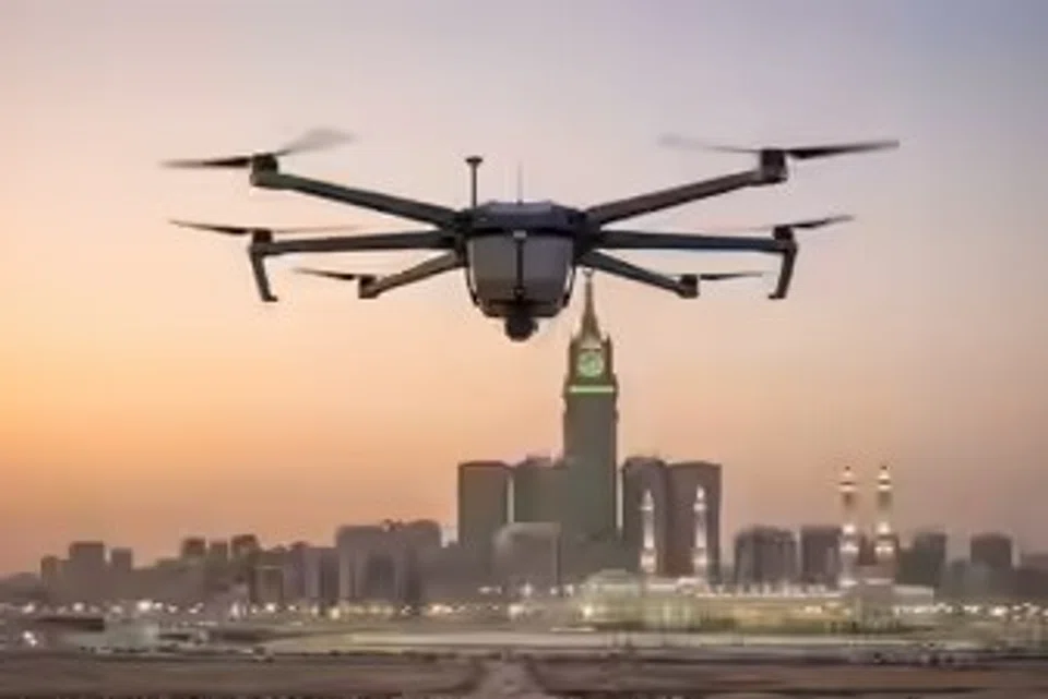Kementerian Dalam Negeri Arab Saudi memaparkan  kecanggihan pesawat dron tanpa pemandu “Dron Sayap” dalam Persidangan dan Pameran Haji kelima di Jeddah sebagai sebahagian daripada usaha meningkatkan keselamatan dan pemantauan terhadap jemaah menuju ke Makkah dan Madinah. 