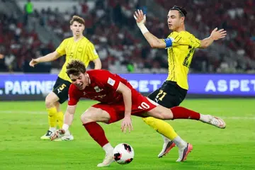 Pertahanan Malaysia, Dion Cools (kanan), beraksi menentang penyerang Indonesia, Ole Romeny (tengah), dalam perlawanan bola sepak Piala Asean Persekutuan Persatuan Bola Sepak Antarabangsa (Fifa) 2026 antara Malaysia dan Indonesia di Stadium Gelora Bung Karno, Jakarta, Indonesia, pada 28 September 2026.