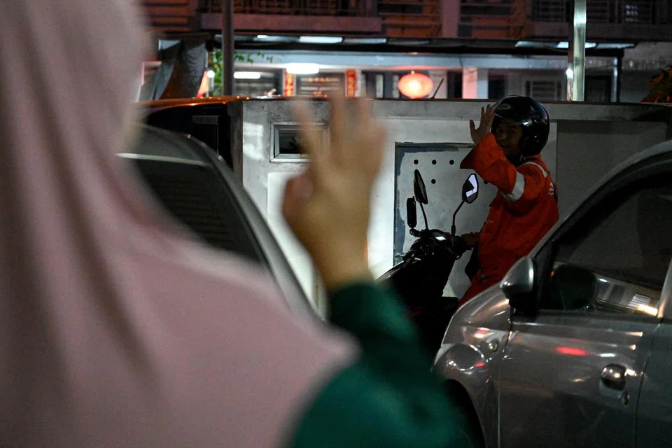Setiap pagi, Cik Siti Nurzarina Abu Zarim, akan menghantar suaminya, Encik Mohd Aminurashid Ali Akbar, ke depan pintu sebelum beliau berangkat ke tempat tugas dengan menaiki motosikal.