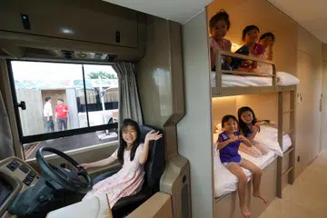 BARU DAN MENARIK: Resort The Bus Collective menawarkan pelbagai kemudahan termasuk bilik dengan katil dua tingkat. 