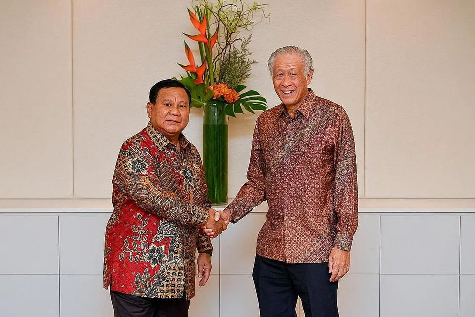 HUBUNGAN RAPAT: Menteri Pertahanan, Dr Ng Eng Hen (kanan) telah mengadakan pertemuan dengan Menteri Pertahanan Indonesia, Encik Prabowo Subianto pada pagi Khamis. - Foto MINDEF