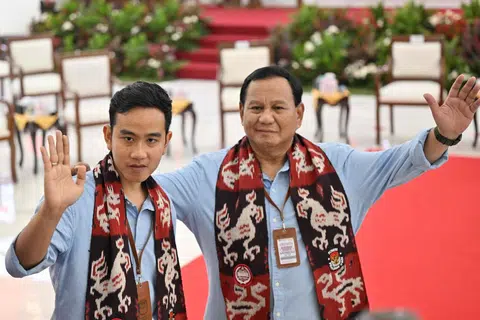 TERUS BERKEMPEN: Pasangan calon presiden dan naib presiden, Encik Prabowo Subianto (kanan) dan Encik Gibran Rakabuming Raka (kiri) rancak berkempen menjelang Pilihan Raya Presiden pada Februari 2024 walau kempen dicemari kejadian tembakan.