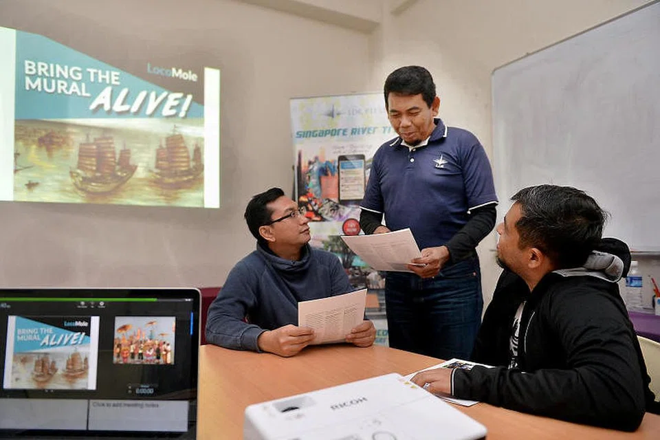 BINCANG KERJA: Seorang pekerja pertengahan kerjaya membincangkan tugasan bersama rakan sekerjanya. - Foto fail