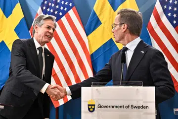 MAHU SWEDEN SEGERA DITERIMA: Encik Antony Blinken (kiri) dan Perdana Menteri Ulf Kristersson bertemu pada Selasa di Lulea, Sweden. Encik Blinken berkata Washington akan usahakan penyertaan Sweden dalam Nato jelang pertengahan Julai. 