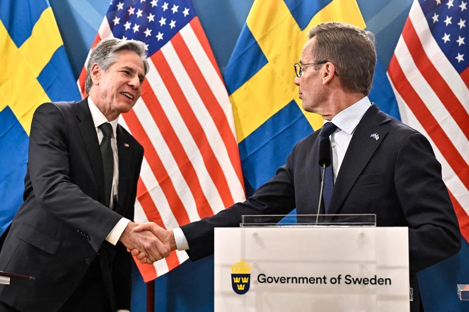 MAHU SWEDEN SEGERA DITERIMA: Encik Antony Blinken (kiri) dan Perdana Menteri Ulf Kristersson bertemu pada Selasa di Lulea, Sweden. Encik Blinken berkata Washington akan usahakan penyertaan Sweden dalam Nato jelang pertengahan Julai. 
