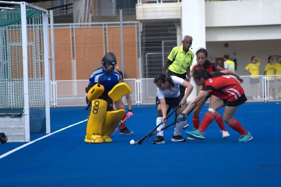 Penjaga gawang skuad Singapura, Rasyiqah Mohamed Fauzi (kiri), beraksi untuk sekolahnya, Institut Millennia (MI), dalam perlawanan separuh akhir Divisyen A Sukan Sekolah Kebangsaan (NSG) 2025 menentang Maktab Rendah Eunoia Junior. 