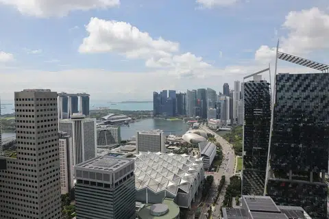 PROSPEK LEBIH CERAH: Pakar ekonomi menjangkakan pertumbuhan ekonomi Singapura yang lebih baik bagi 2024.