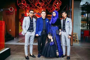 SELAMI KEHIDUPAN SELEBRITI: Rozita Che Wan (kedua dari kanan) akan tampil dalam program realiti 'The House' yang mendedahkan kehidupan hariannya bersama keluarganya melalui saluran Astro Ria mulai 25 Januari. Gambar menunjukkan (dari kiri), anaknya, Ammar Effendy; suami, Zain Saidin; anak bongsu, Aaisyah Dhia Rana; dan anak, Aniq Ezzra. - Foto INSTAGRAM ROZITA CHE WAN