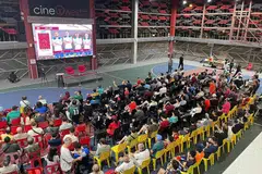 SUASANA MERIAH: Sekitar 100 penduduk di Tampines memberi sorakan kuat semasa menyokong pasukan kegemaran mereka.- Foto BH oleh DAHLIA ZULKIFLI 