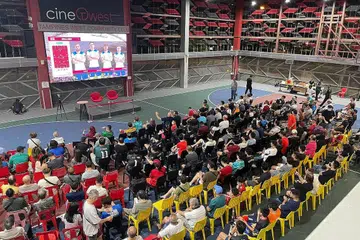 SUASANA MERIAH: Sekitar 100 penduduk di Tampines memberi sorakan kuat semasa menyokong pasukan kegemaran mereka.- Foto BH oleh DAHLIA ZULKIFLI 