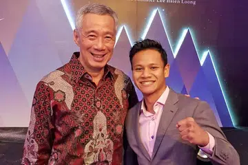 CONTOH BAGI GOLONGAN MUDA: Jaguh tinju negara, Encik Muhamad Ridhwan Ahmad, bergambar bersama Perdana Menteri Lee Hsien Loong kelmarin. - Foto ihsan MUHAMAD RIDHWAN AHMAD