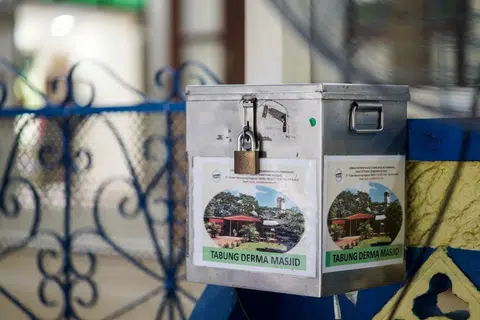 Dana Pembinaan Masjid dan Mendaki (MBMF) disediakan untuk pembinaan masjid, manakala sumbangan kepada peti derma masjid digunakan untuk keperluan operasi masjid seperti pendapatan kakitangan, utiliti dan program masjid. Wakaf Masyarakat Singapura (WMS) pula akan secara mampan menyokong keperluan jangka panjang masjid dan madrasah termasuk pembaharuan pajakan tanah.