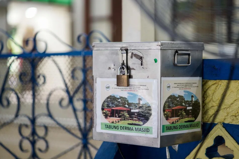 Dana Pembinaan Masjid dan Mendaki (MBMF) disediakan untuk pembinaan masjid, manakala sumbangan kepada peti derma masjid digunakan untuk keperluan operasi masjid seperti pendapatan kakitangan, utiliti dan program masjid. Wakaf Masyarakat Singapura (WMS) pula akan secara mampan menyokong keperluan jangka panjang masjid dan madrasah termasuk pembaharuan pajakan tanah.