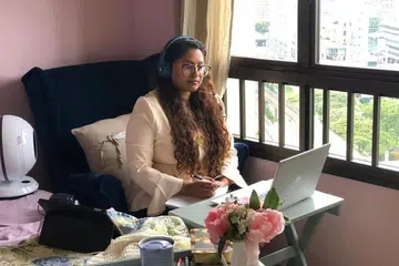 Cik Madhavi Manickavagasam, juru psikologi kanan di Community Psychology Hub, antara sekitar 500 sukarelawan. 