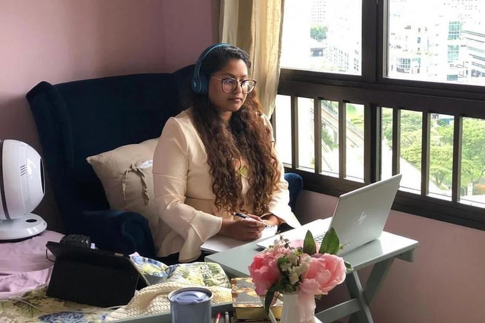 Cik Madhavi Manickavagasam, juru psikologi kanan di Community Psychology Hub, antara sekitar 500 sukarelawan. 