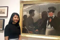 JURUPANDU DI MUZIUM: Cik Hairiani Rashid menjadi jurupandu di Galeri Nasional Singapura beberapa hujung minggu dalam sebulan dan membawa kumpulan pengunjung mengelilingi galeri sambil mengongsi kisah di sebalik karya seni yang dipaparkan. - Foto NUR DHUHA ESOOF