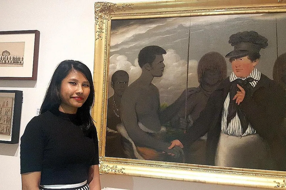 JURUPANDU DI MUZIUM: Cik Hairiani Rashid menjadi jurupandu di Galeri Nasional Singapura beberapa hujung minggu dalam sebulan dan membawa kumpulan pengunjung mengelilingi galeri sambil mengongsi kisah di sebalik karya seni yang dipaparkan. - Foto NUR DHUHA ESOOF