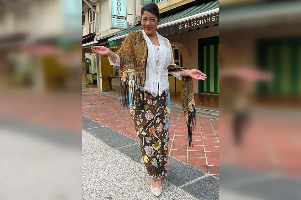 MINAT MENDALAM: Minat terhadap busana kebaya bermula sejak Cik Melissa Sidek masih kecil lagi selepas melihat kedua ibu dan neneknya memperagakan kebaya hampir setiap hari. - Foto ihsan MELISSA SIDEK