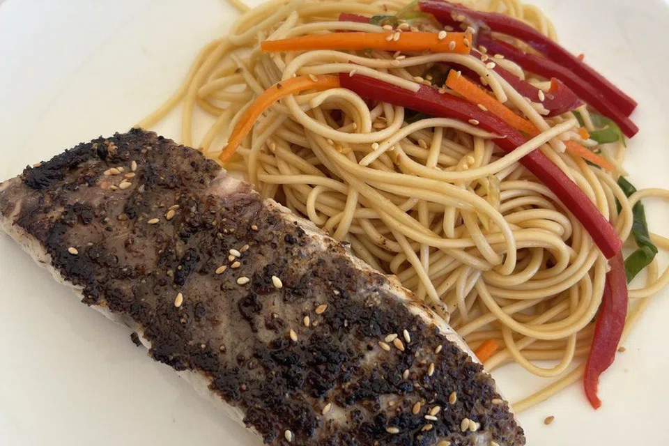 SEGAR: Makanan laut yang ditangkap di perairan luas di Mandurah menampilkan hidangan, ‘Pepper Crusted Sea Bass and Cold Pasta’.