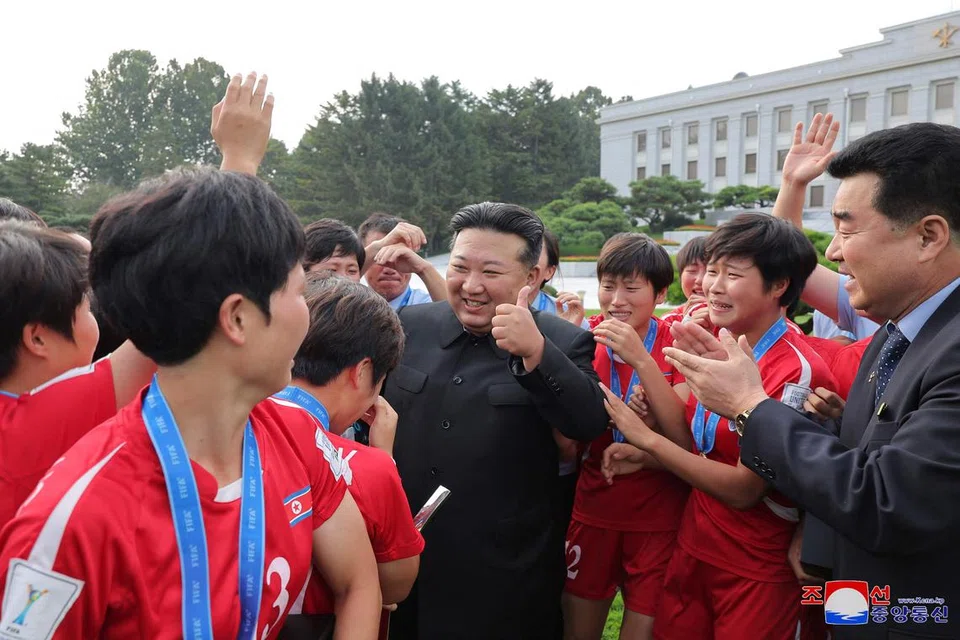 Pemimpin Korea Utara, Encik Kim Jong Un (tengah), bertemu pemain dan jurulatih yang memenangi Piala Dunia bagi wanita bawah 20 tahun di ibu pejabat Jawatankuasa Pusat Parti Pekerja Korea (WPK) di Pyongyang.