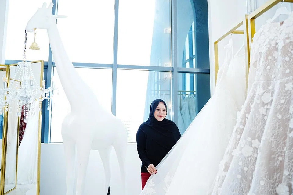 Daripada beroperasi di rumah, Cik Yumi Ayummi, kini menjalankan perniagaan khidmat pengantin, menjual produk dan menjalankan akademi kecantikan dari studionya yang terletak di S9 Building, #06-07, 55 Serangoon North Avenue 4.