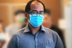 HILANG SABAR: Allan Chua Kim Wee (gambar) dikatakan menggunakan bahu kanannya untuk menghentak badan Ng Sioh Leng, 74 tahun, yang jatuh ke belakang dan kepalanya terhantuk ke lantai. - Foto fail 