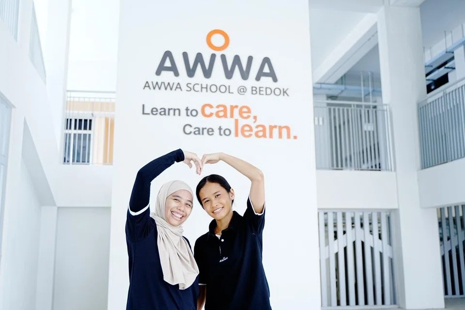 Cik Nur Aqilah Jamaludin (kiri), 33 tahun, dan adiknya, Cik Nur Aqidah Jamaludin, 23 tahun ingin teruskan legasi keluarganya yang telah berkhidmat sebagai guru sepanjang beberapa generasi. 