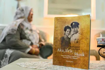 Cikgu Zaharah Jantan menulis riwayat hidupnya bersama suami, Allahyarham Idris Mohd Yusof, dikenali sebagai Pengarah Muzik Pancaragam Pasukan Polis Singapura (SPF) menerusi memoir bertajuk, ‘Aku, Idris dan Muzik’, yang akan dilancarkan di Persada Budaya, Wisma Geylang Serai pada 17 Ogos.