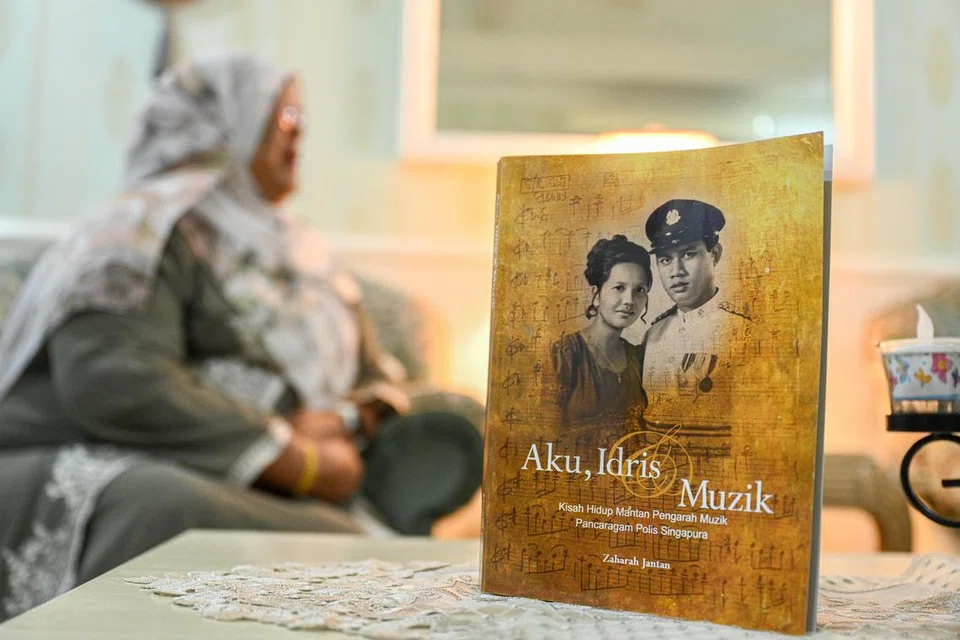 Cikgu Zaharah Jantan menulis riwayat hidupnya bersama suami, Allahyarham Idris Mohd Yusof, dikenali sebagai Pengarah Muzik Pancaragam Pasukan Polis Singapura (SPF) menerusi memoir bertajuk, ‘Aku, Idris dan Muzik’, yang akan dilancarkan di Persada Budaya, Wisma Geylang Serai pada 17 Ogos.
