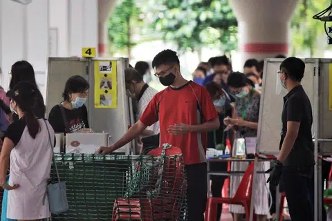 BUAT PILIHAN: Orang ramai akan mengundi pada Jumaat (1 Sept).