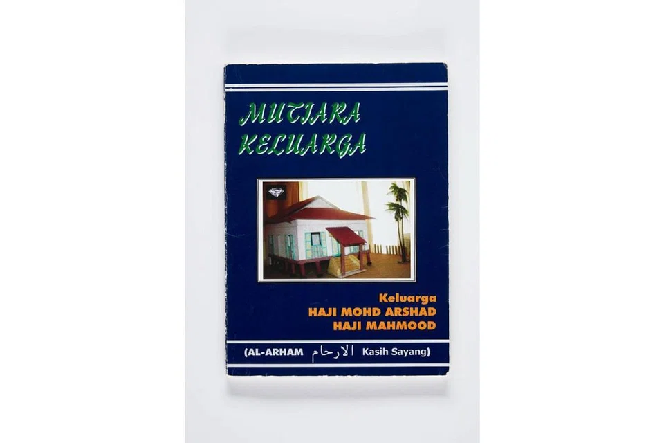 BERHARGA: Penerbitan bertajuk Mutiara Keluarga mendokumentasikan sejarah keluarga Mohd Gazali Mohd Arshad. - Foto IHSAN MOHD GAZALI MOHD ARSHAD. 