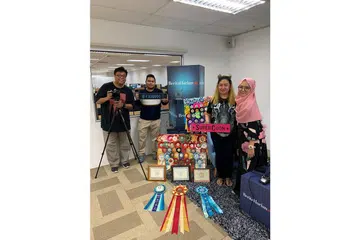 KUCING PUN DAPAT ANUGERAH!: Ini merupakan antara anugerah yang dimenangi kucing-kucing milik Cik Erawaty Bernama (dua dari kanan). Bersamanya ialah seorang lagi pencinta kucing Afiq Asyrani Azhar (dua dari kiri) serta hos #NoTapis Suhaimi Yusof dan Cik Shahida Sarhid. - Foto BH oleh SITI AISYAH NORDIN