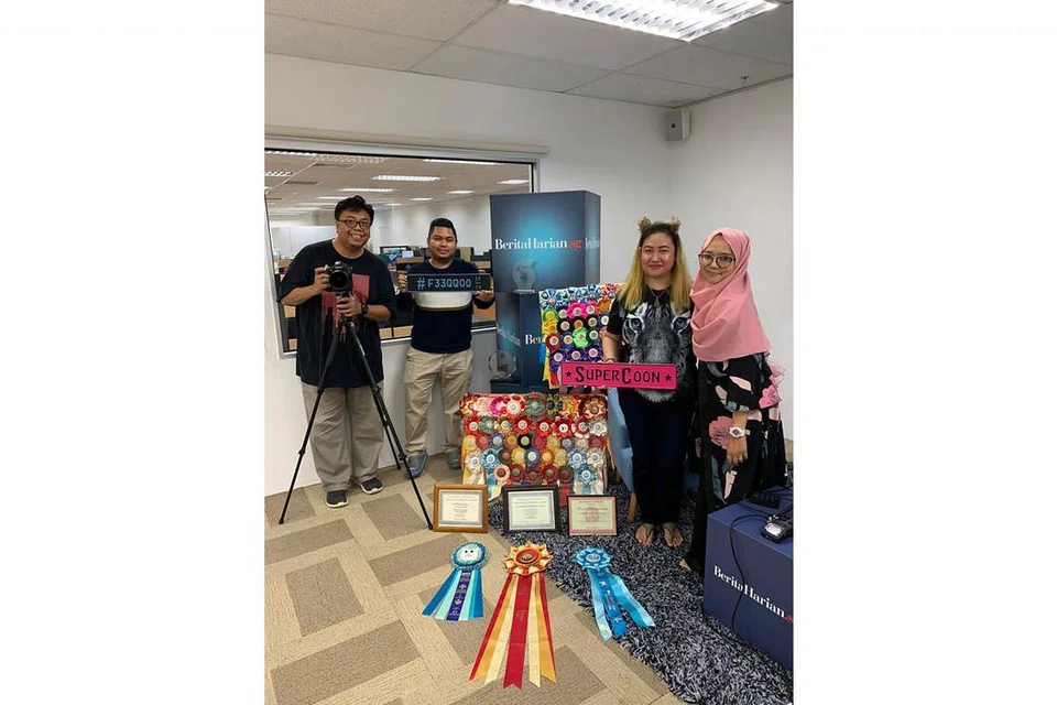 KUCING PUN DAPAT ANUGERAH!: Ini merupakan antara anugerah yang dimenangi kucing-kucing milik Cik Erawaty Bernama (dua dari kanan). Bersamanya ialah seorang lagi pencinta kucing Afiq Asyrani Azhar (dua dari kiri) serta hos #NoTapis Suhaimi Yusof dan Cik Shahida Sarhid. - Foto BH oleh SITI AISYAH NORDIN