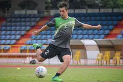 PELUANG KEEMASAN: Aplin yang kini beraksi untuk Geylang International, berasa teruja dengan peluang beraksi di liga kedua Jepun bersama kelab Matsumoto Yamaga. Walaupun hanya akan dipinjamkan, beliau berharap dapat menimba pengalaman yang berharga di sana. - Foto BH oleh ARIFFIN JAMAR
