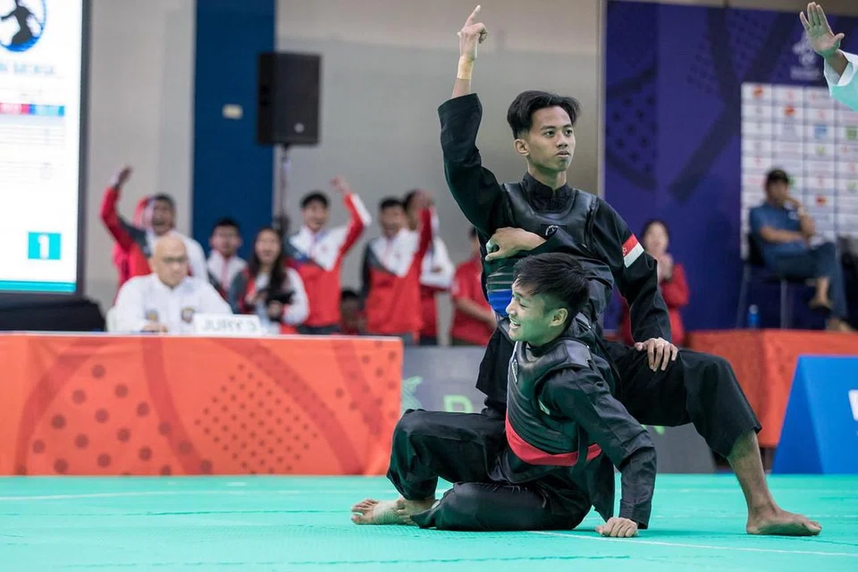 Hazim semasa beraksi di perlawanan separuh akhir di Pusat Pameran dan Konvensyen Subic Bay di Subic Bay semalam (4 Disember), telah memenangi pingat emas dalam acara tanding kelas 'B' putera tengahari ini. - Foto SPORT SINGAPORE