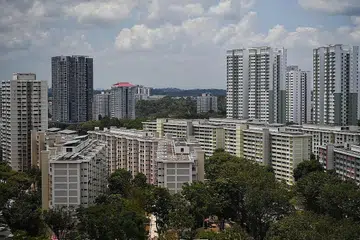 REBAT: Isi rumah warga Singapura yang layak boleh menerima antara satu setengah hingga tiga setengah bulan dalam bentuk rebat S&CC untuk tahun fiskal ini, bergantung kepada jenis flat mereka. - Foto BH oleh KUA CHEE SIONG