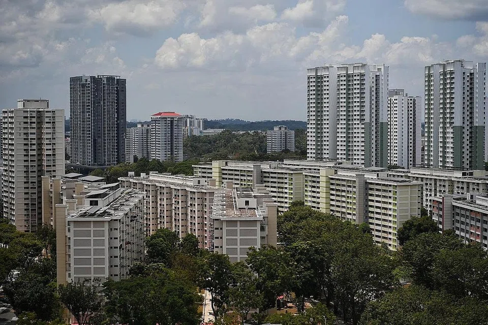 REBAT: Isi rumah warga Singapura yang layak boleh menerima antara satu setengah hingga tiga setengah bulan dalam bentuk rebat S&CC untuk tahun fiskal ini, bergantung kepada jenis flat mereka. - Foto BH oleh KUA CHEE SIONG