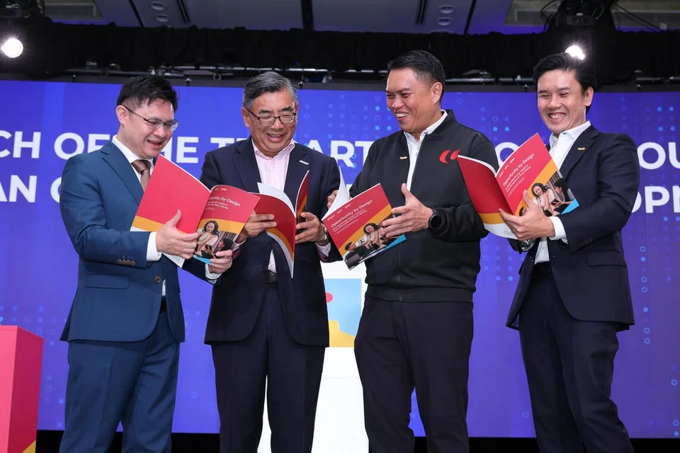 Pelancaran laporan Kumpulan Kerja Tiga Pihak mengenai Pembangunan Keupayaan Modal Insan (TWG-HC) di Ekspo dan Pusat Konvensyen Marina Bay Sands pada 24 September dihadiri (dari kiri) Menteri Negara (Tenaga Manusia merangkap Perdagangan dan Perusahaan), Encik Foo Cexiang; bersama Presiden Persekutuan Majikan Kebangsaan Singapura (Snef), Encik Kuah Boon Wee; Penolong Setiausaha Agung Kongres Kesatuan Sekerja Kebangsaan (NTUC), Encik Patrick Tay; dan Timbalan Setiausaha (Tenaga Kerja) Kementerian Tenaga Manusia (MOM), Encik Kenny Tan.