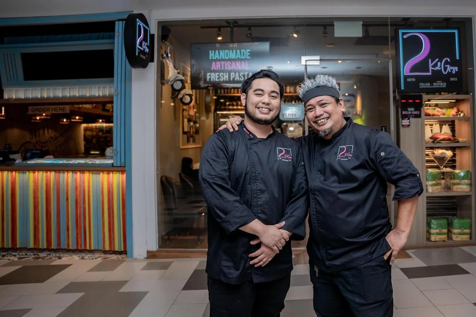 UNIK DAN MANTAP: Kafe 2KulGuyz yang dikendalikan oleh Ketua Pegawai Operasi, Encik Ibrahim Wee (kiri) bersama Cef Shukor Sazali menampilkan beraneka hidangan dengan pengaruh Italy. 