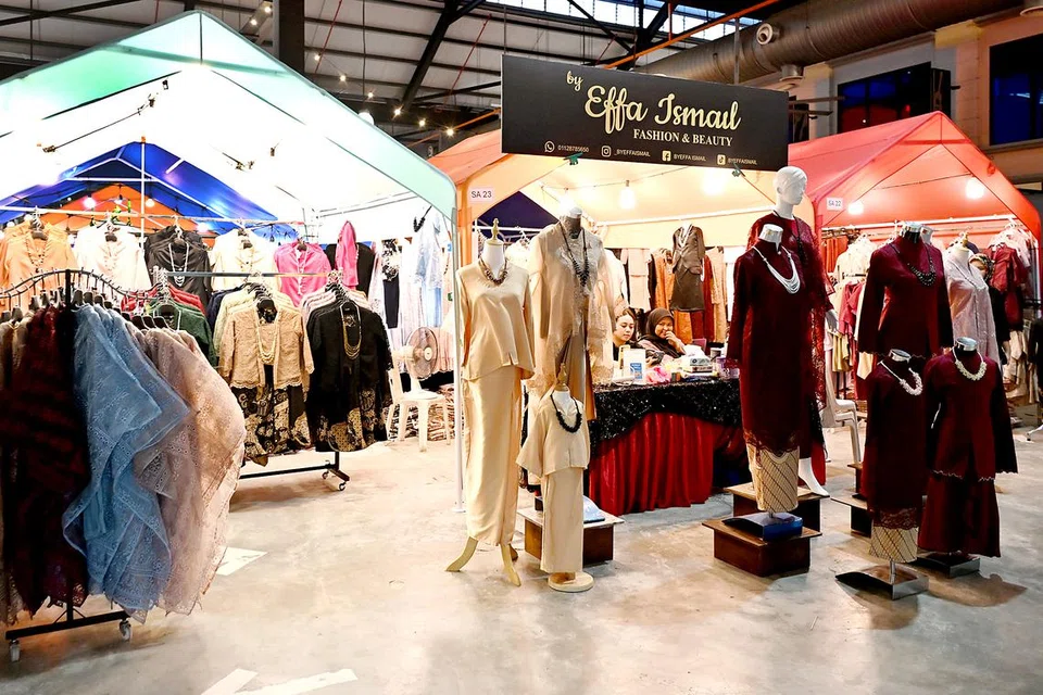 Orang ramai boleh bersiar-siar di deretan kedai B5 Johor Street Market untuk membeli pakaian Raya.