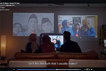 MANFAAT TEKNOLOGI: Umat Islam masih boleh berhubungan dengan sanak saudara pada Hari Raya Aidilfitri yang bakal menjelang dengan manfaatkan teknologi. - Foto MuslimSG