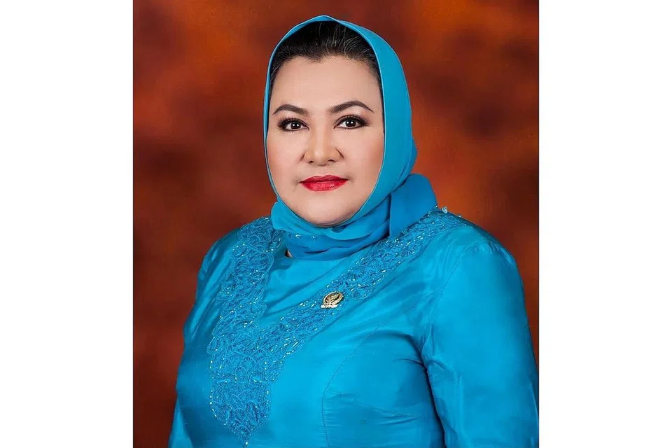 SAJIKAN KERONCONG: Emilia Contessa, bintang Indonesia yang dikenali kerana filem 'Akhir Sebuah Impian' runut bunyi filem itu, 'Mimpi Sedih', akan mewarnai acara 'Simfoni Keroncong Nusantara' oleh Orkestra Melayu Singapura pada 19 Mei. - Foto ihsan EMILIA CONTESSA 