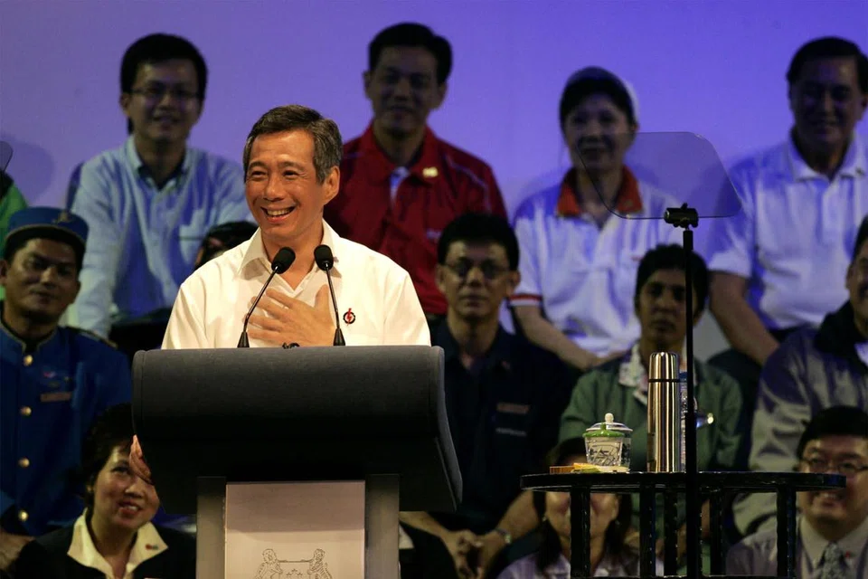 Perdana Menteri, Encik Lee Hsien Loong, menyampaikan ucapan semasa Rapat Hari Pekerja di hadapan sekitar 7,000 orang di Dewan Konvensyen Suntec.