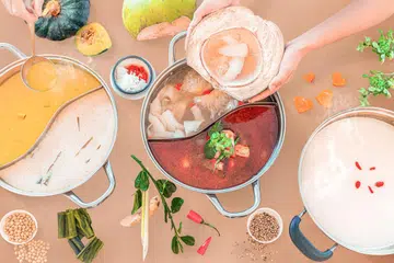 ‘HOTPOT’ BERKHASIAT: The Buffet Restaurant di M Hotel Singapore, terletak di 81 Anson Road, menawarkan pelbagai aneka sup ‘hotpot’ yang berkhasiat menjelang musim perayaan. Antara perisa terbaru adalah Sup Ayam Kelapa, Sup Labu Emas dan Susu Soya Umami.